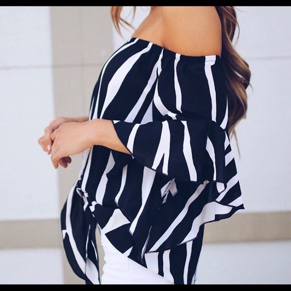 5 🌟RATED  Cold shoulder Black and white top - Picture 7 of 8